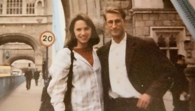 Carrin và Paul chụp ảnh cùng nhau trong lần gặp đầu tiên tại London. Ảnh: CNN