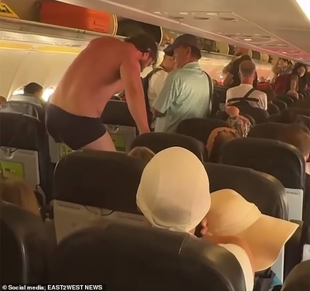 Hình ảnh nam du khách gây rối trên chuyến bay từ Nha Trang đi Bangkok. Ảnh: East2West News
