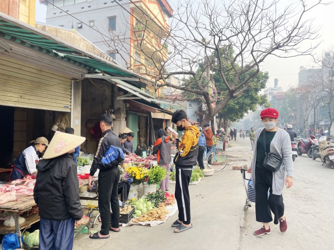 Các hàng quán tại chợ cóc đường tàu ở phường Đông Ngạc đã lùi vào trong hàng mét, bên kia đường tàu bị dẹp hoàn toàn, sáng 13/1. Ảnh: Phan Dương