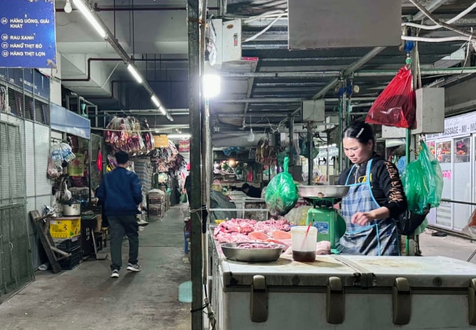 Khu hàng rau, củ, quả ở chợ Mơ chết yểu từ khi nâng cấp thành trung tâm thương mại. Hiện chỉ còn 2 quầy bán thịt trong tổng số khoảng 20 quầy, hôm 12/1. Ảnh: Phạm Nga
