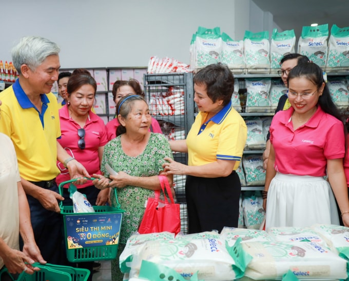 Người dân mua sắm 0 đồng ở siêu thị. Ảnh: Tấn Kiệt