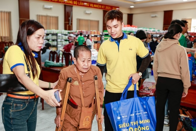 Các tình nguyện viên PNJ hỗ trợ người dân khó khăn đi siêu thị mini 0 đồng. Ảnh: Tấn Kiệt