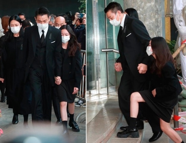 Lưu Đức Hoa nắm tay vợ và con gái Lưu Hướng Huệ ở tang lễ cha của tài tử năm 2023. Hướng Huệ năm nay 14 tuổi. Ảnh: St Headline