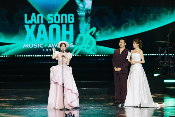 Hòa Minzy khóc khi lên sân khấu nhận giải Nữ ca sĩ của năm do vợ chồng Trấn Thành - Hari Won trao. Ảnh: Ban tổ chức cung cấp