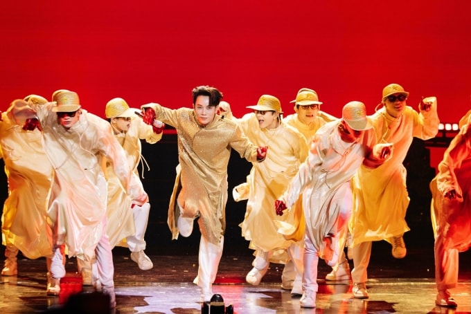 Trúc Nhân biểu diễn ca khúc Vạn sự như ý kết lại sự kiện trao giải. Ảnh: Ban tổ chức cung cấp