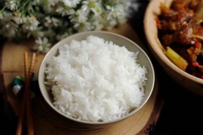 Cơm trắng ít calo, protein, chất béo và chất xơ hơn gạo lứt song là nguồn cung cấp năng lượng nhanh, dễ tiêu hóa. Ảnh: Bùi Thủy