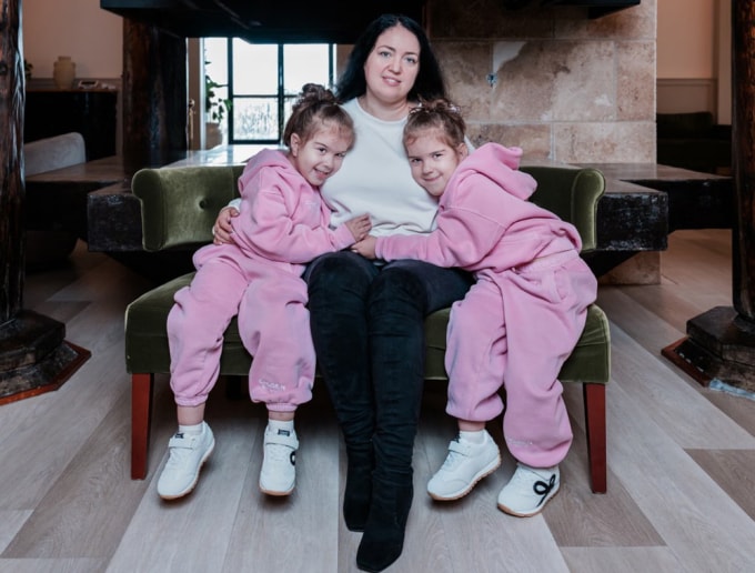 Liliya Bachinskaya cùng cặp song sinh Micaela (trái) và Abigail. Ảnh: Andri Tambunan/The Guardian