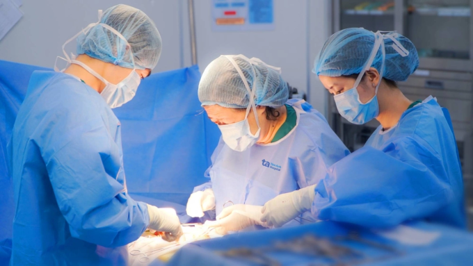 Các bác sĩ Bệnh viện Đa khoa Tâm Anh TP HCM phẫu thuật cho người mắc ung thư cổ tử cung do virus HPV gây ra. Ảnh: Ngọc Châu