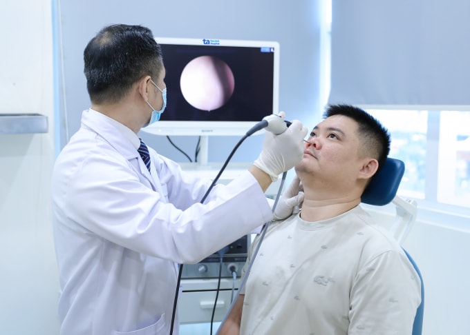 Bác sĩ Phong đang nội soi mũi cho người bệnh. Ảnh: Phòng khám Đa khoa Tâm Anh Quận 7