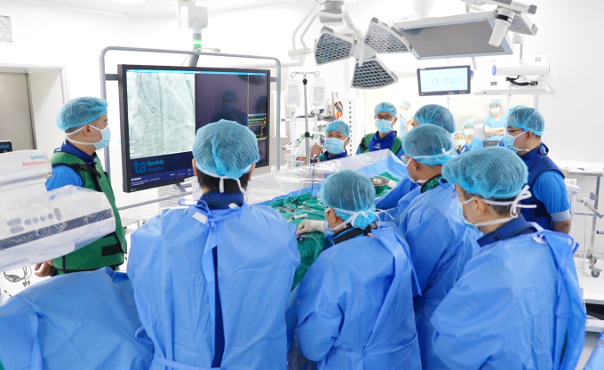Êkíp can thiệp đặt stent cho người bệnh. Ảnh: Bệnh viện Đa khoa Tâm Anh