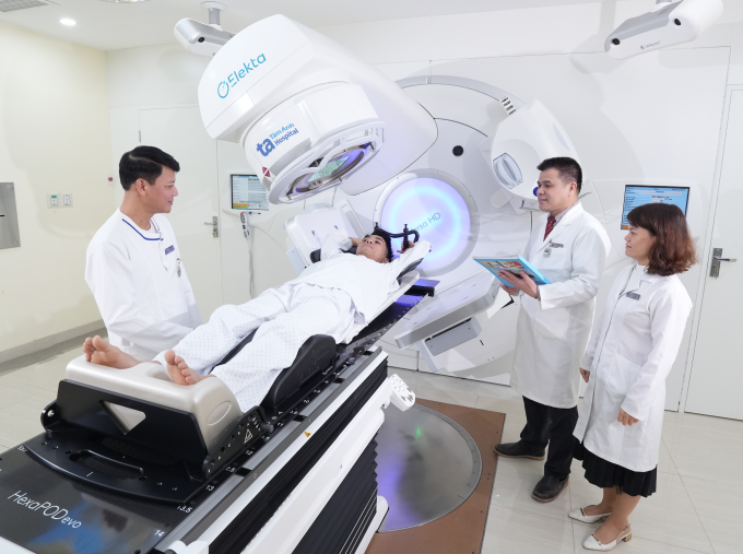 Bác sĩ, kỹ sư y khoa và kỹ thuật viên kiểm tra tư thế cho người bệnh xạ trị. Ảnh: Bệnh viện Đa khoa Tâm Anh