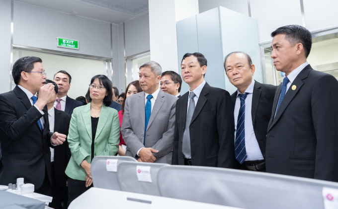 BS.CK2 Kiều Ngọc Dũng, Trưởng khoa Điều trị Rối loạn nhịp, Bệnh viện Chợ Rẫy (bìa trái) trao đổi cùng các khách mời đến tham quan lễ khánh thành hệ thống thông tim can thiệp ngày 31/1. Ảnh: Bệnh viện cung cấp