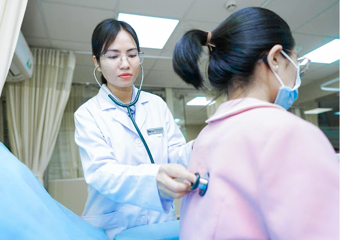 Bác sĩ Diệp khám cho người bệnh. Ảnh minh họa: Bệnh viện Đa khoa Tâm Anh