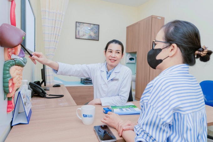 Bác sĩ Oanh giải thích cơ chế trào ngược cho người bệnh. Ảnh: Bệnh viện Đa khoa Tâm Anh