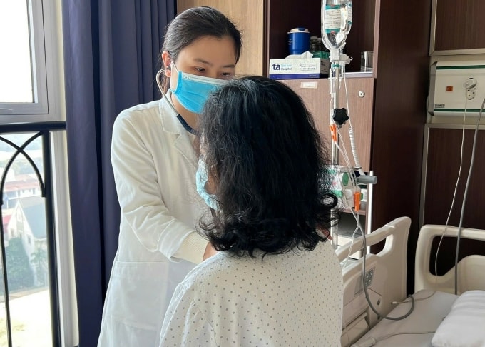 Bác sĩ Trà My khám cho bà Ngọc trước xuất viện. Ảnh: Bệnh viện Đa khoa Tâm Anh