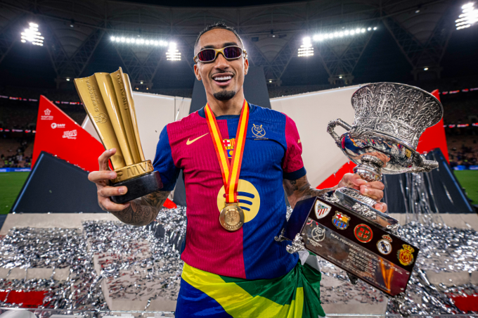 Raphinha cùng danh hiệu cầu thủ hay nhất chung kết và chiếc Cup Siêu Cup Tây Ban Nha mùa 2024-2025. Ảnh: FC Barcelona