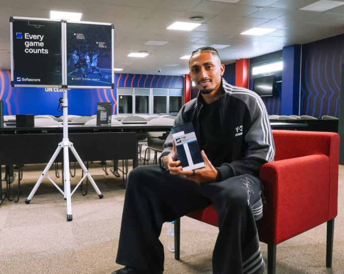 Raphinha với giải thưởng do Sofascore trao tặng. Ảnh: Sofascore