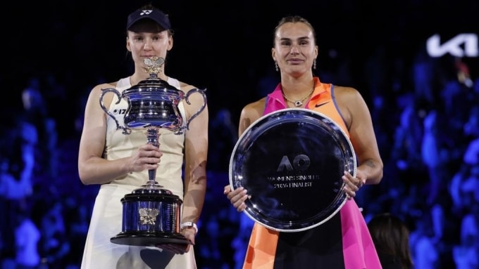 Rybakina (trái) và Sabalenka trên bục nhận giải sau trận chung kết Australia Mở rộng, trên sân Rod Laver, Melbourne, Australia, tối 31/1. Ảnh: Reuters
