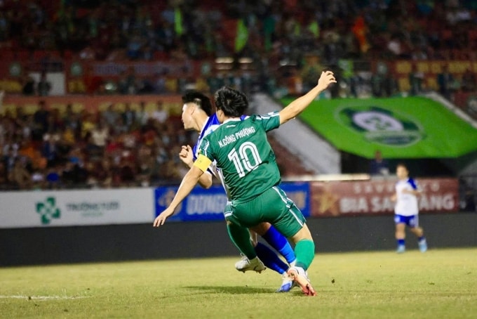 Tình huống nỗ lực chuyền bóng vào trong của Công Phượng khiến cầu thủ Khánh Hòa phản lưới nhà trong trận thắng 3-1 của Đồng Nai ở vòng 8 giải hạng Nhất, chiều 31/1 trên sân Đồng Xoài, Đồng Nai. Ảnh: Anh Bình
