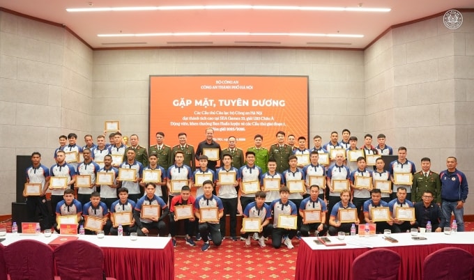 Lãnh đạo Công an TP Hà Nội gặp mặt, tuyên dương và động viên tập thể CLB Công an Hà Nội trước giai đoạn hai, tại Trung tâm đào tạo bóng đá trẻ PVF ở Hưng Yên ngày 31/1/2026. Ảnh: CAHN