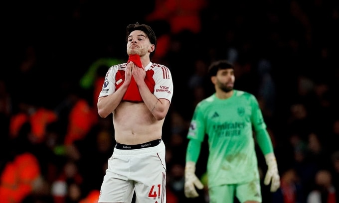 Tiền vệ Declan Rice (trái) thất vọng sau khi Arsenal thua Man Utd trên sân Emirates, thành phố London, Anh, vòng 23 Ngoại hạng Anh tối 25/1/2026. Ảnh: Reuters