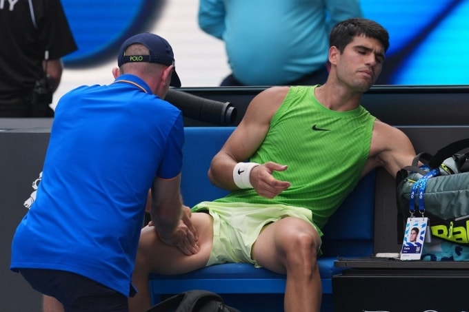 Nhân viên y tế xoa bóp cho Alcaraz khi tay vợt Tây Ban Nha bị đau trong trận thắng Zverez ở bán kết đơn nam Australia Mở rộng 2026 ngày 30/1. Ảnh: AP