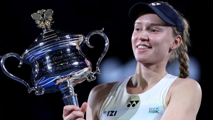 Rybakina nâng cup vô địch, sau trận chung kết Australia Mở rộng, trên sân Rod Laver, Melbourne, Australia, tối 31/1. Ảnh: Reuters