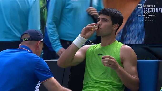 Alcaraz uống nước ép dưa chua trong lúc được điều trị chuột rút. Ảnh chụp màn hình