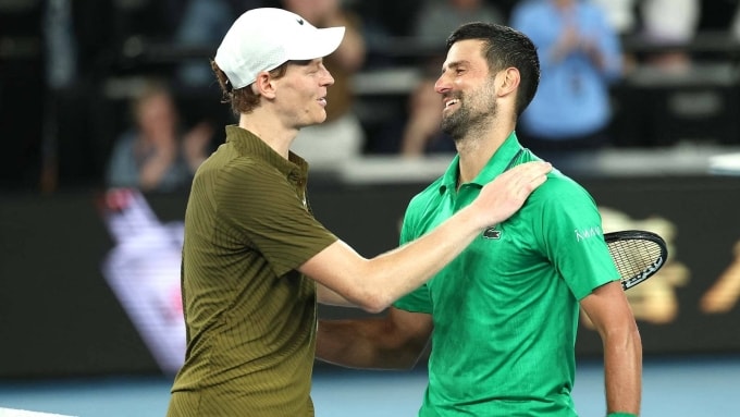 Djokovic (phải) động viên Sinner sau trận bán kết Australia Mở rộng, trên sân Rod Laver, Melbourne, Australia, tối 30/1. Ảnh: Reuters