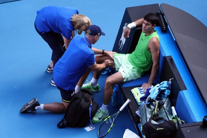 Alcaraz được chăm sóc y tế ở bán kết Australia Mở rộng, trên sân Rod Laver, Melbourne, Australia, hôm 30/1. Ảnh: Reuters