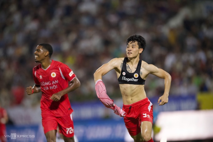 Tiền đạo Công an Hà Nội Nguyễn Đình Bắc (phải) mừng bàn ấn định tỷ số 3-2 trước Nam Định ở trận tranh Siêu cup Quốc gia 2024-2025, trên sân Thiên Trường, Ninh Bình ngày 9/8/2025. Ảnh: Hiếu Lương