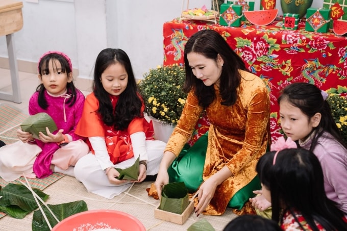 Học sinh trường Tiểu học Lê Văn Tám, Hà Nội, học gói bánh chưng, tháng 2/2024. Ảnh: Website nhà trường