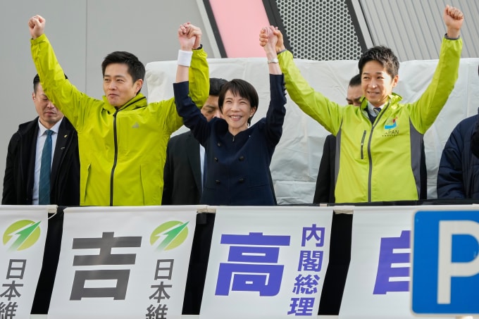 Bà Sanae Takaichi cùng hai đồng lãnh đạo đảng JIP vận động tranh cử tại Tokyo ngày 27/1. Ảnh: AP