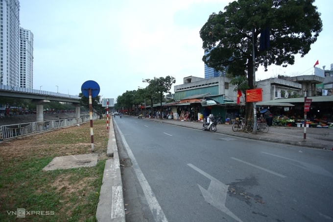 Phố Cầu Mới sau khi giải tỏa chợ cóc. Ảnh: Việt An