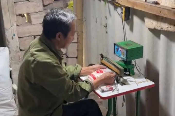 Quy trình làm mì chính giả của ông Long. Ảnh: Công an cung cấp