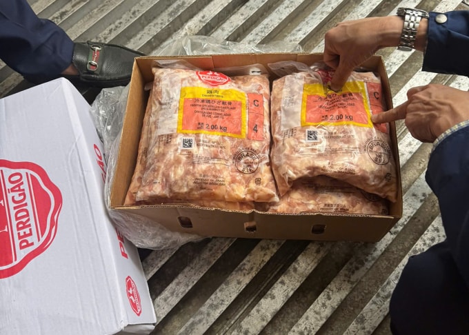 Vỏ chứa 8,3 tấn sụn gà có chữ nước ngoài, không rõ xuất xứ. Ảnh: Công an cung cấp