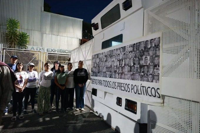 Người thân kêu gọi tự do cho các tù nhân ở Caracas, Venezuela, ngày 21/1. Ảnh: Reuters