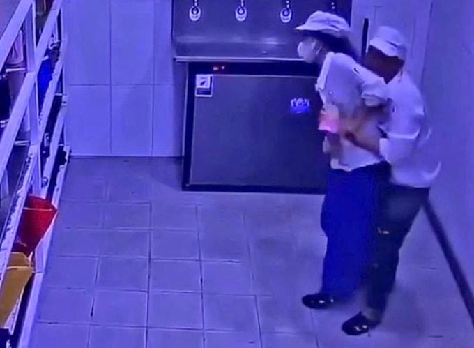 Camera an ninh ghi nhận hành vi khiếm nhã của nam công nhân.