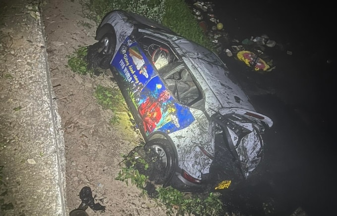 Chiếc xe taxi sau khi trục vớt. Ảnh: Huy Anh