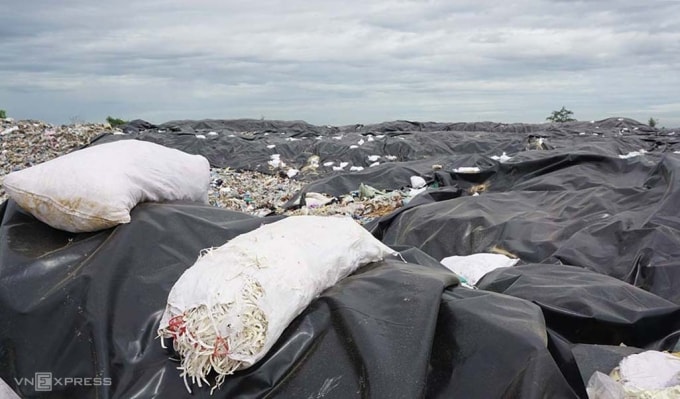 Rác thải chất đống cao như ngọn núi ở Sầm Sơn. Ảnh: Lê Hoàng
