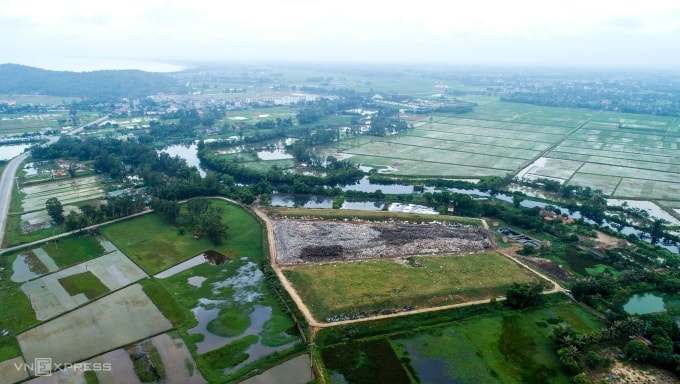Bãi rác Sầm Sơn nằm cạnh dòng sông Đơ, nước thải ngấm ra khiến nguồn nước cũng ô nhiễm nặng. Ảnh: Lê Hoàng