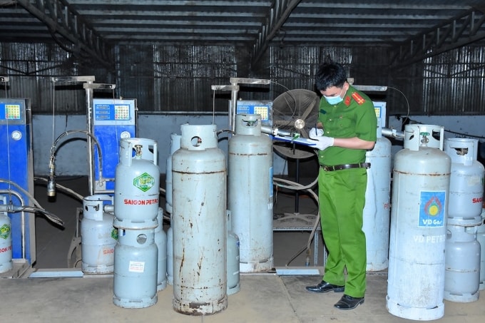 Cảnh sát khám nghiệm các cơ sở sản xuất gas. Ảnh: Tuyên Hữu