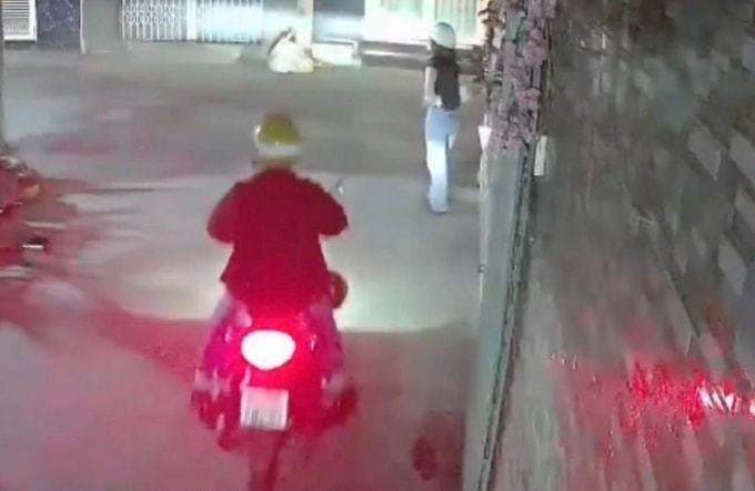 Nam thanh niên đi xe máy che biển số. Ảnh cắt từ camera an ninh