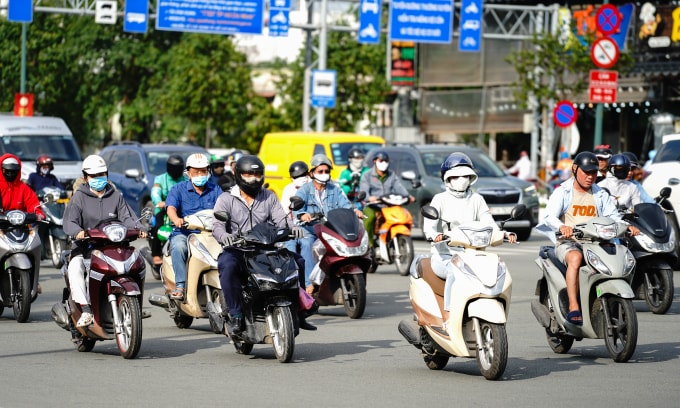 Người dân di chuyển bằng xe máy trên một tuyến đường ở TP HCM. Ảnh: Thành Nhạn