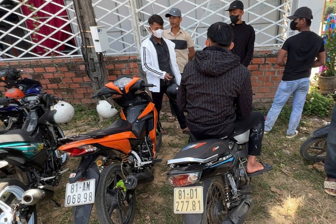 Nhóm thanh niên rút chìa khóa xe, rồi đi vào đám cưới ven đường khi bị CSGT kiểm tra. Ảnh: Ngọc Oanh