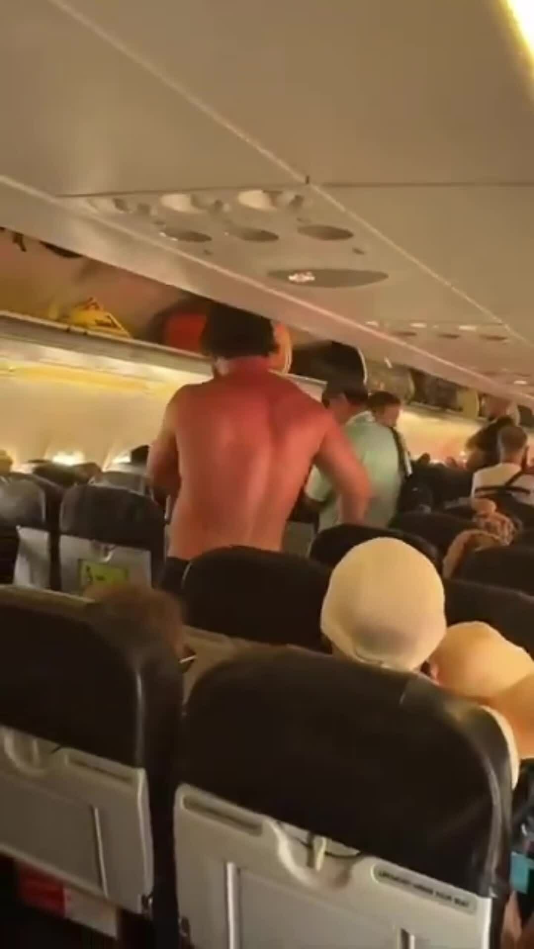 Chuyến bay hạ cánh khẩn vì hành khách gây rối đòi cởi đồ