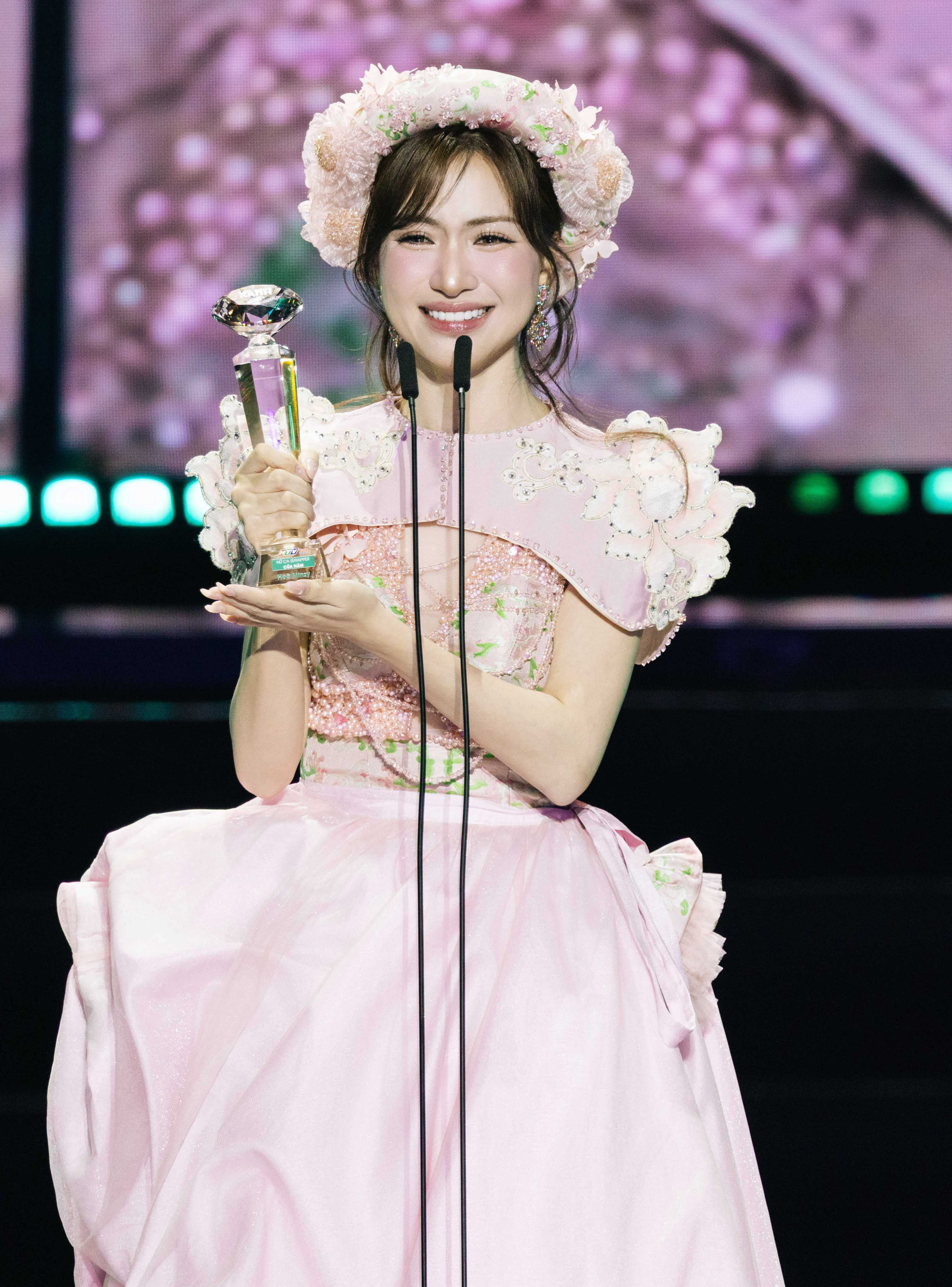 Hòa Minzy xúc động nhận giải 'Làn sóng xanh 2025'