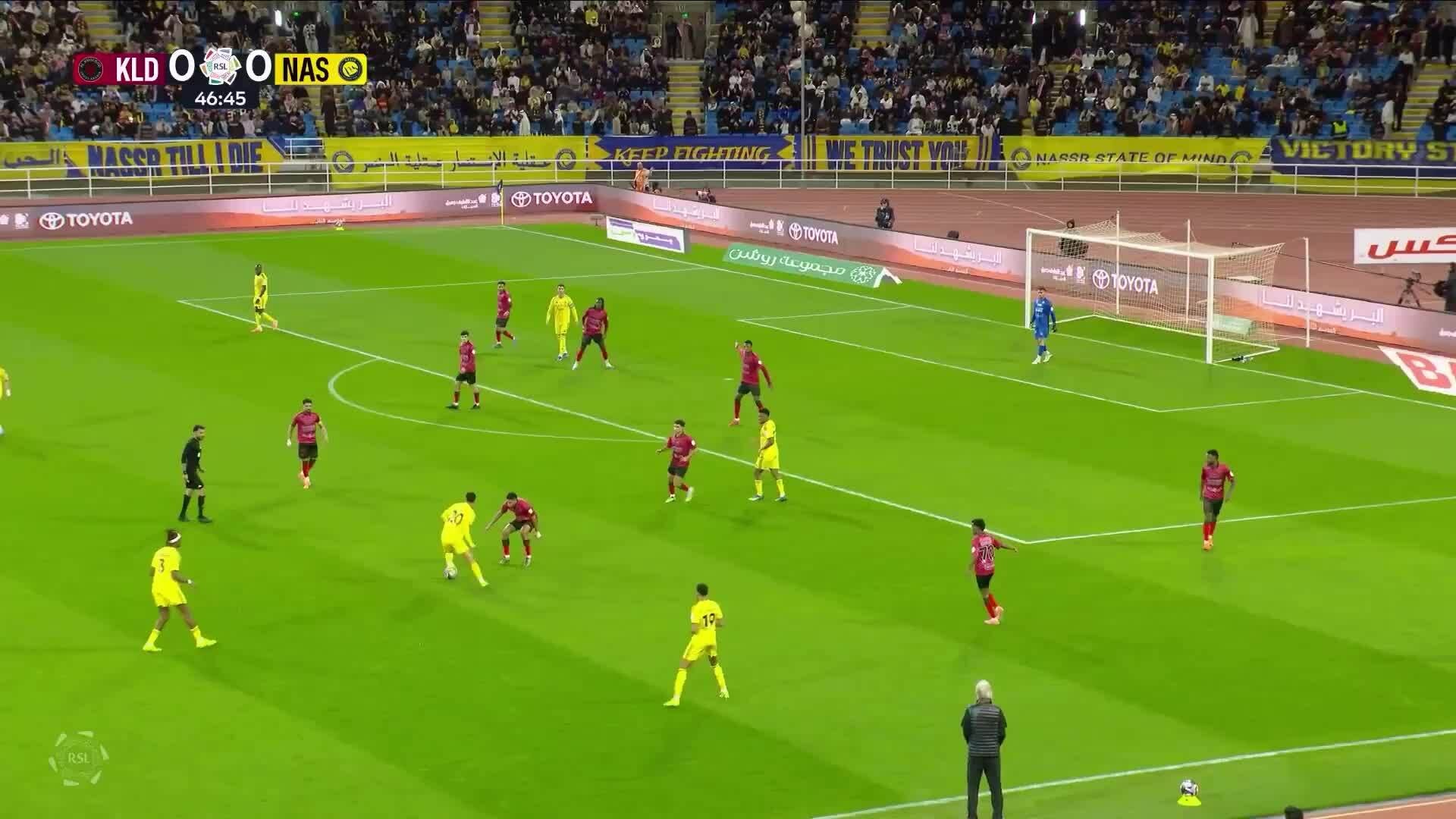 Ronaldo ghi bàn trước Al Kholood