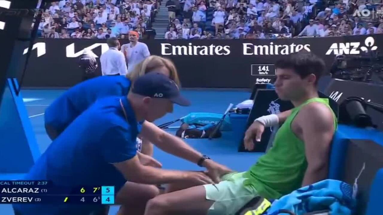 Zverev phẫn nộ vì trọng tài cho bù giờ khi Alcaraz điều trị chuột rút