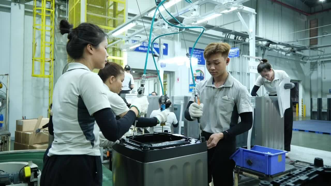 Bên trong một nhà máy sản xuất máy giặt tại Việt Nam